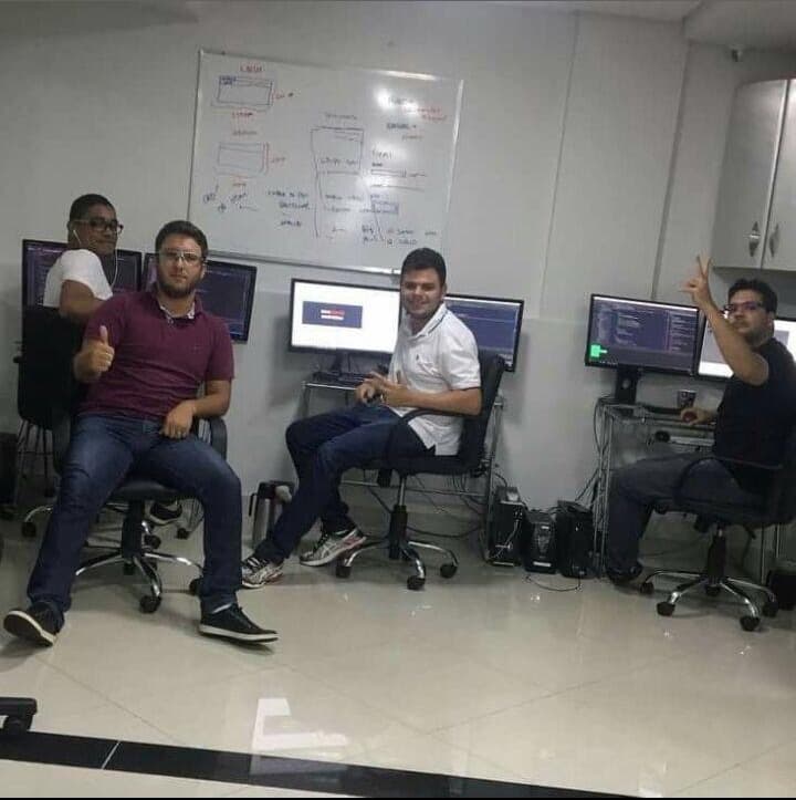 Raphael com colegas em um escritório